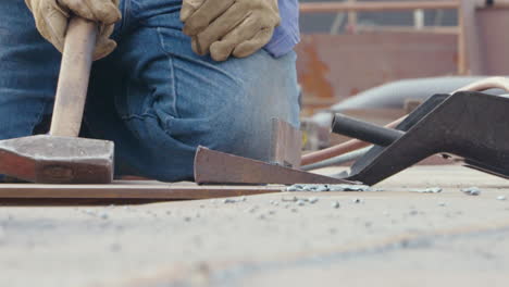 Männer-Bei-Der-Arbeit-In-Handschuhen-Schlägt-Mit-Einem-Hammer