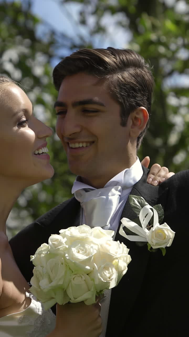 la novia y el novio tomando una selfie afuera
