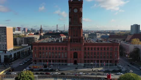 Freizügige-Aufnahme-Des-Roten-Rathauses-In-Berlin-Mit-Blauem-Himmel