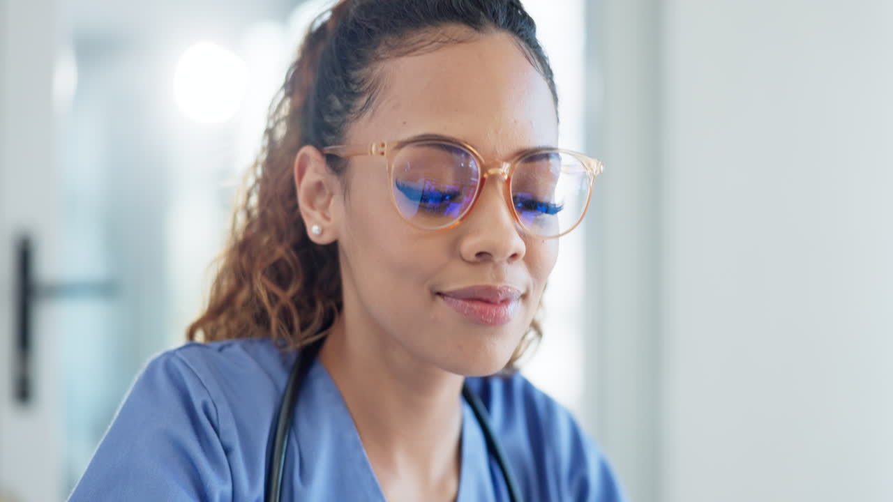 lectura, médico y una mujer en una clínica