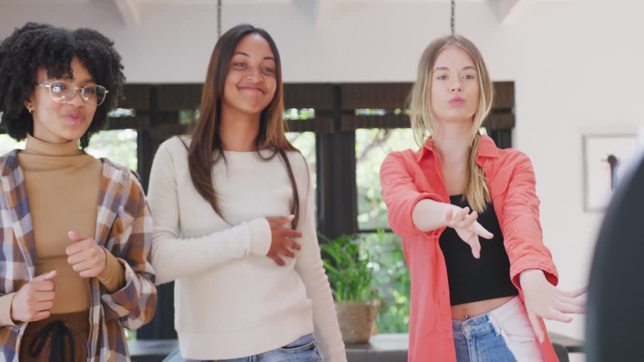 niñas adolescentes felices y diversas amigas bailando y haciendo vlogs en casa, cámara lenta