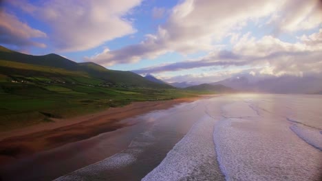 costa del mar y colinas verdes al atardecer 4k
