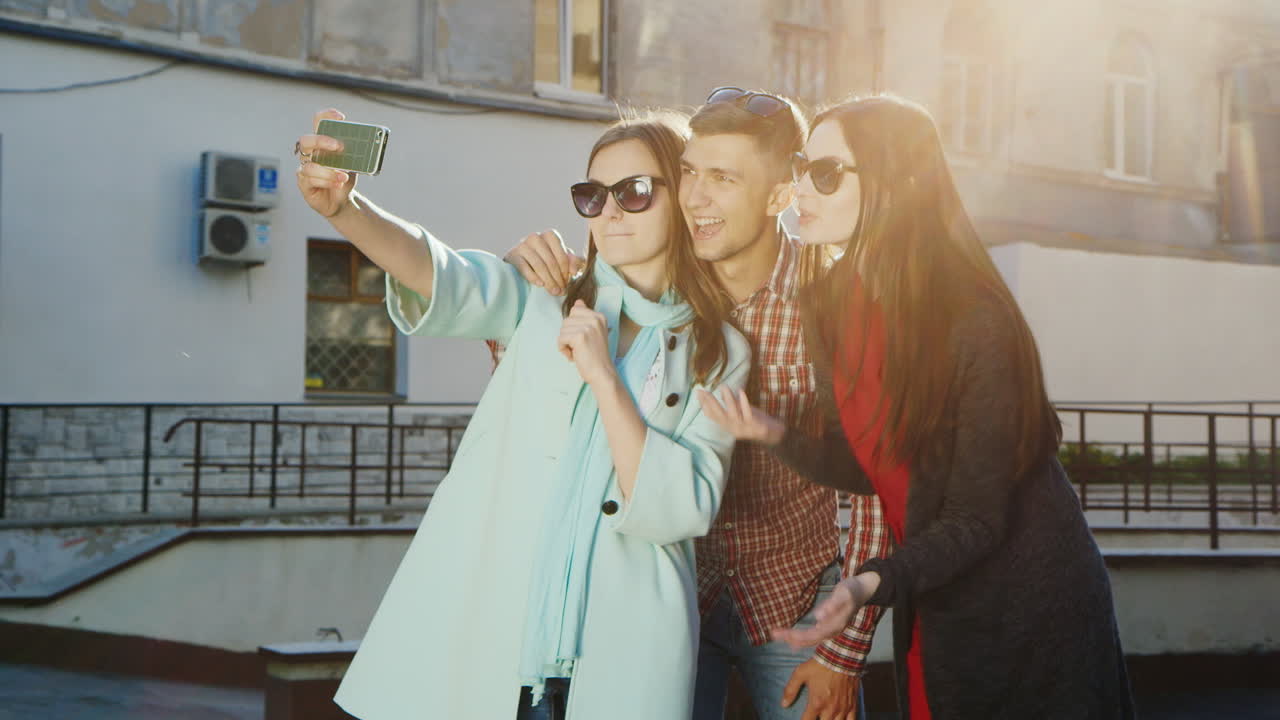 힙스터 친구들은 셀카를 찍으며 웃는 얼굴을 하고 있습니다.