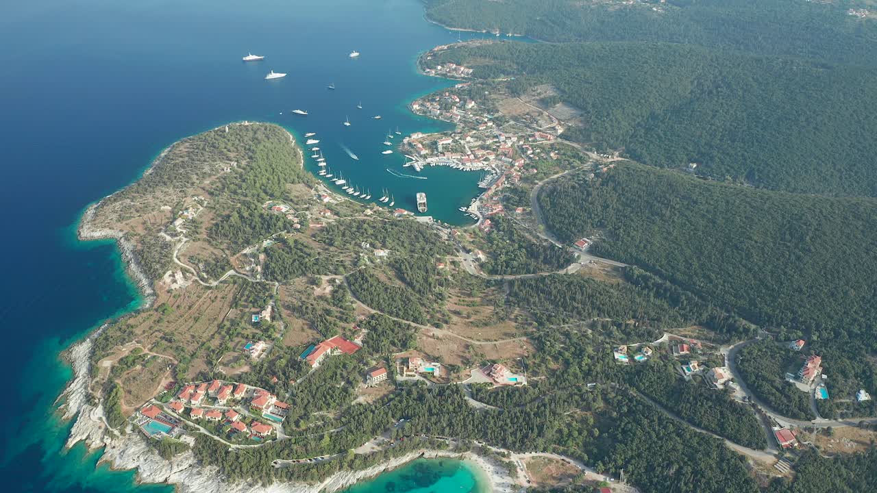 아름다운 fiskardo 마을, 청록색 바다 베이 해안선, 그리스의 높은 하향식 전망