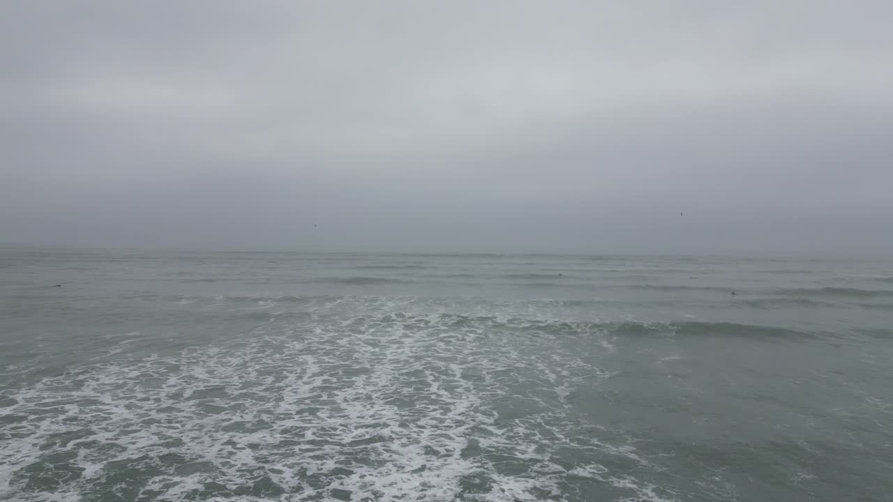 바다의 느린 공중 돌리 샷