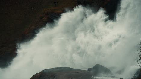 una vista de cerca de la cascada-1