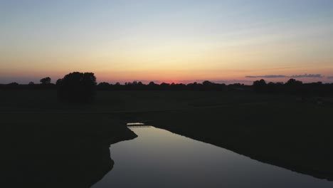 Esta-Es-Una-Hermosa-Puesta-De-Sol-En-La-Campiña-De-Missouri.