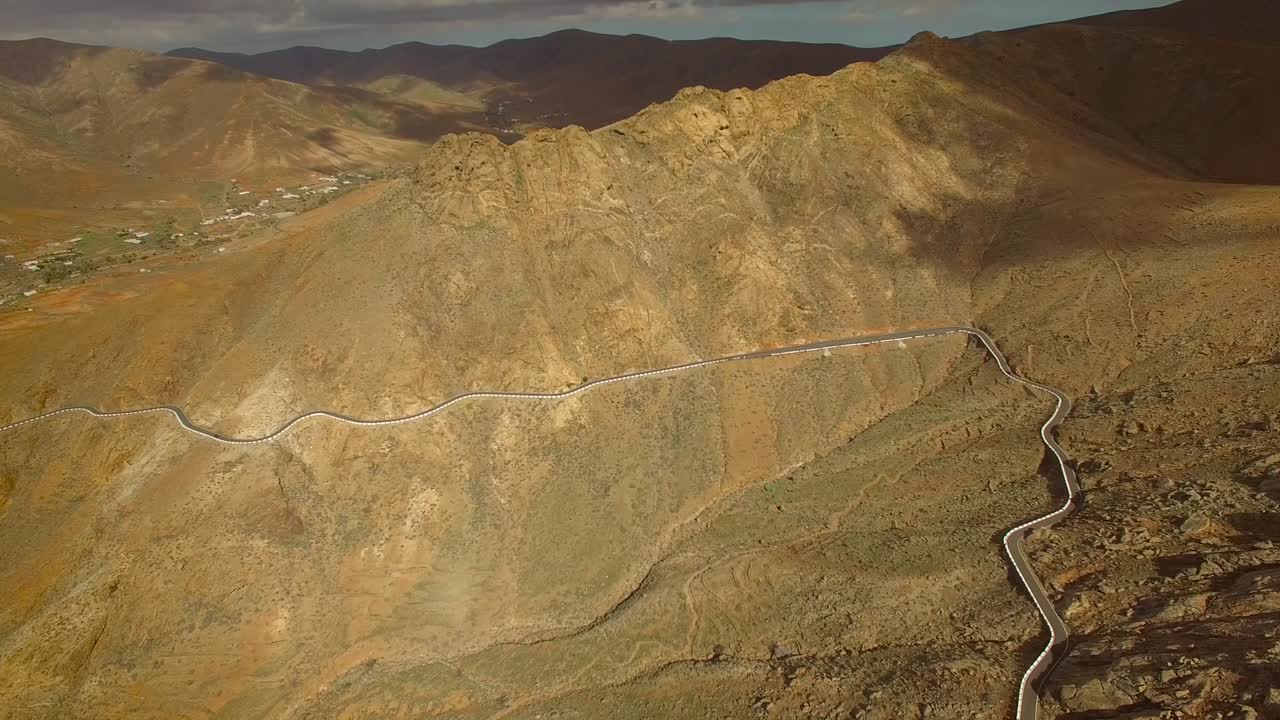 vista aérea de la sinuosa carretera de montaña entre dos pueblos de fuerteventura.