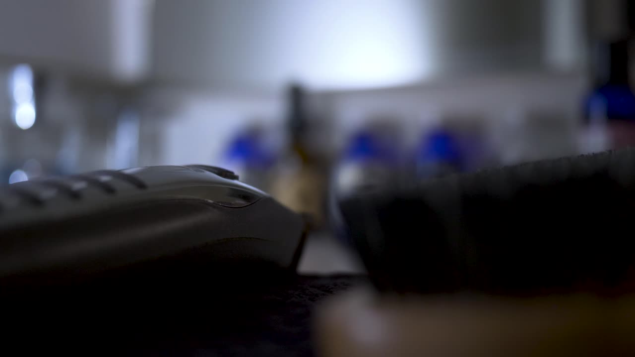 productos para el cuidado del cabello y la barba para hombres: herramientas en el mostrador del baño