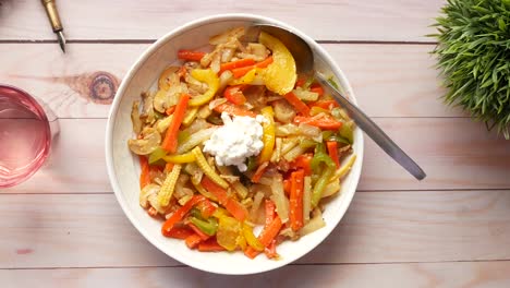 frito de verduras mezcladas con cotija