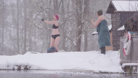 3 amigos bañándose en el hielo bailan y se mueven para calentarse después de salir del lago