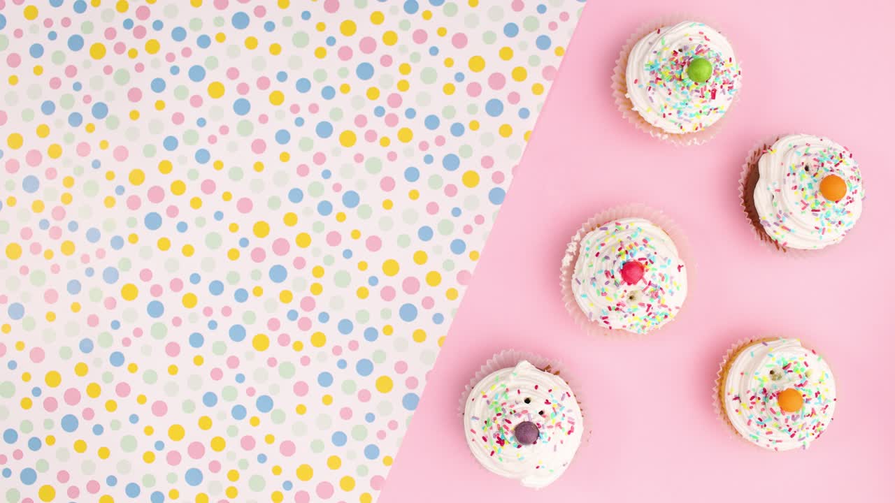 Deliziosi cupcake si muovono in cerchio su uno sfondo pastello. Stop motion