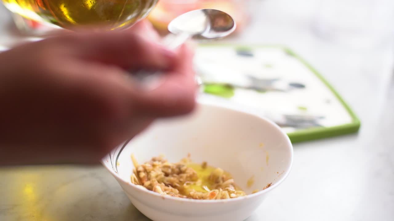 향신료 와 올리브 기름 을 그 에 넣고 바다 새 를 채우십시오