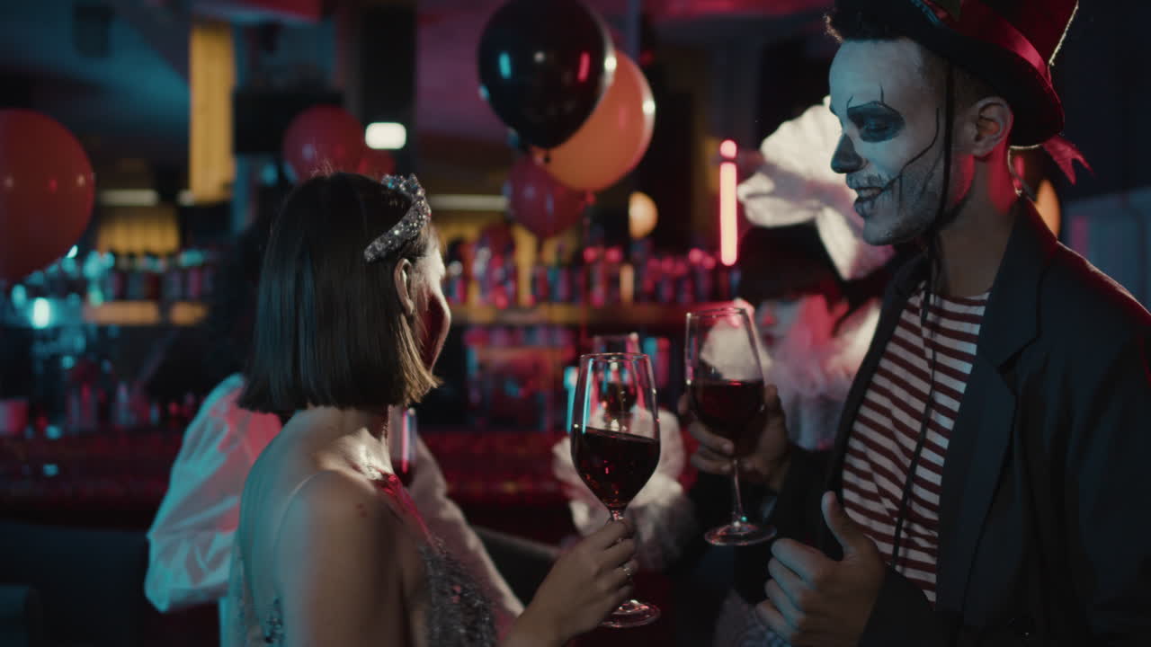 두 친구가 춤을 춘다.