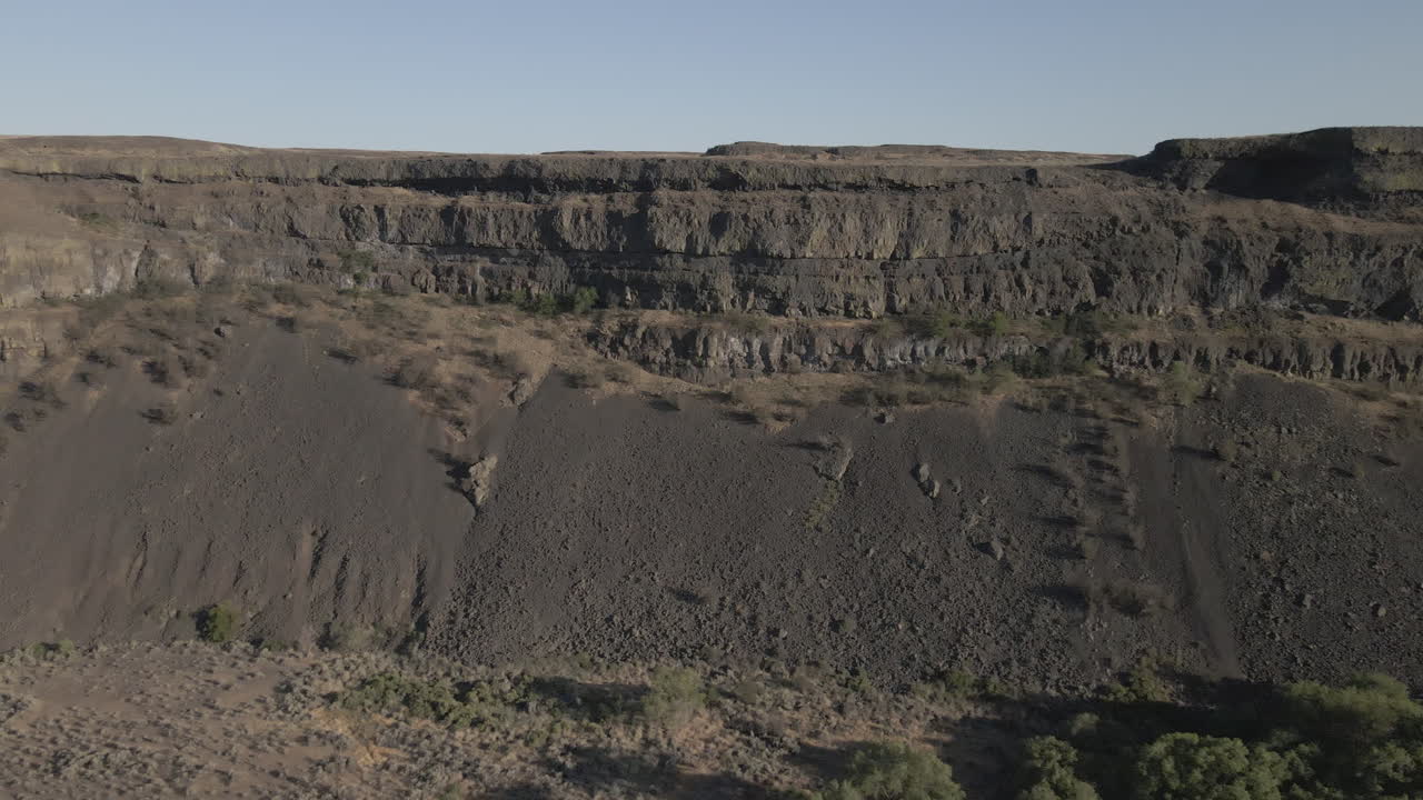tomada aérea de un dron del lado del acantilado de sun lake-dry falls