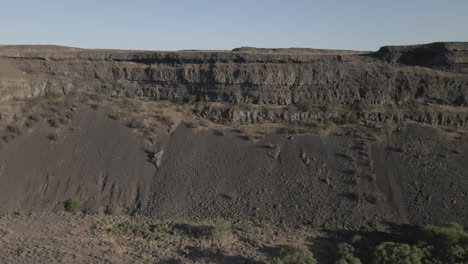 Toma-Aérea-De-Un-Dron-Del-Lado-Del-Acantilado-De-Las-Cataratas-Secas-Del-Lago-Sun