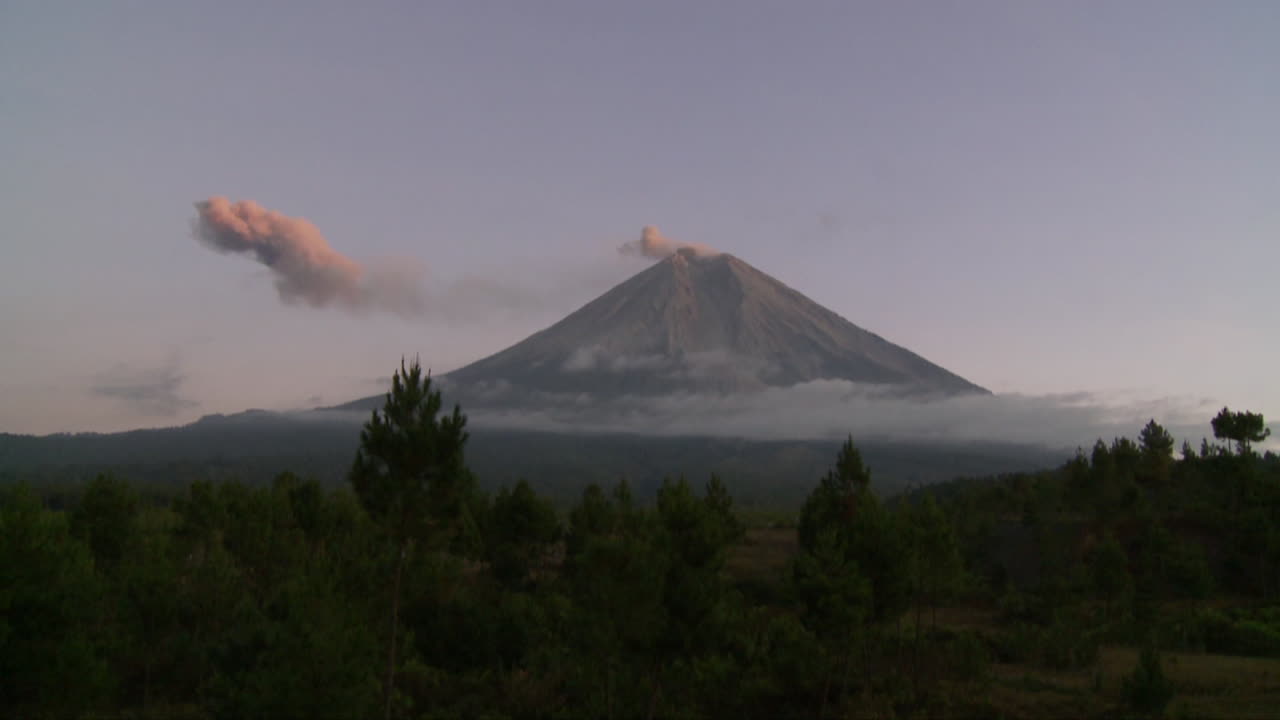 lapso de tiempo de un volcán en erupción en indonesia