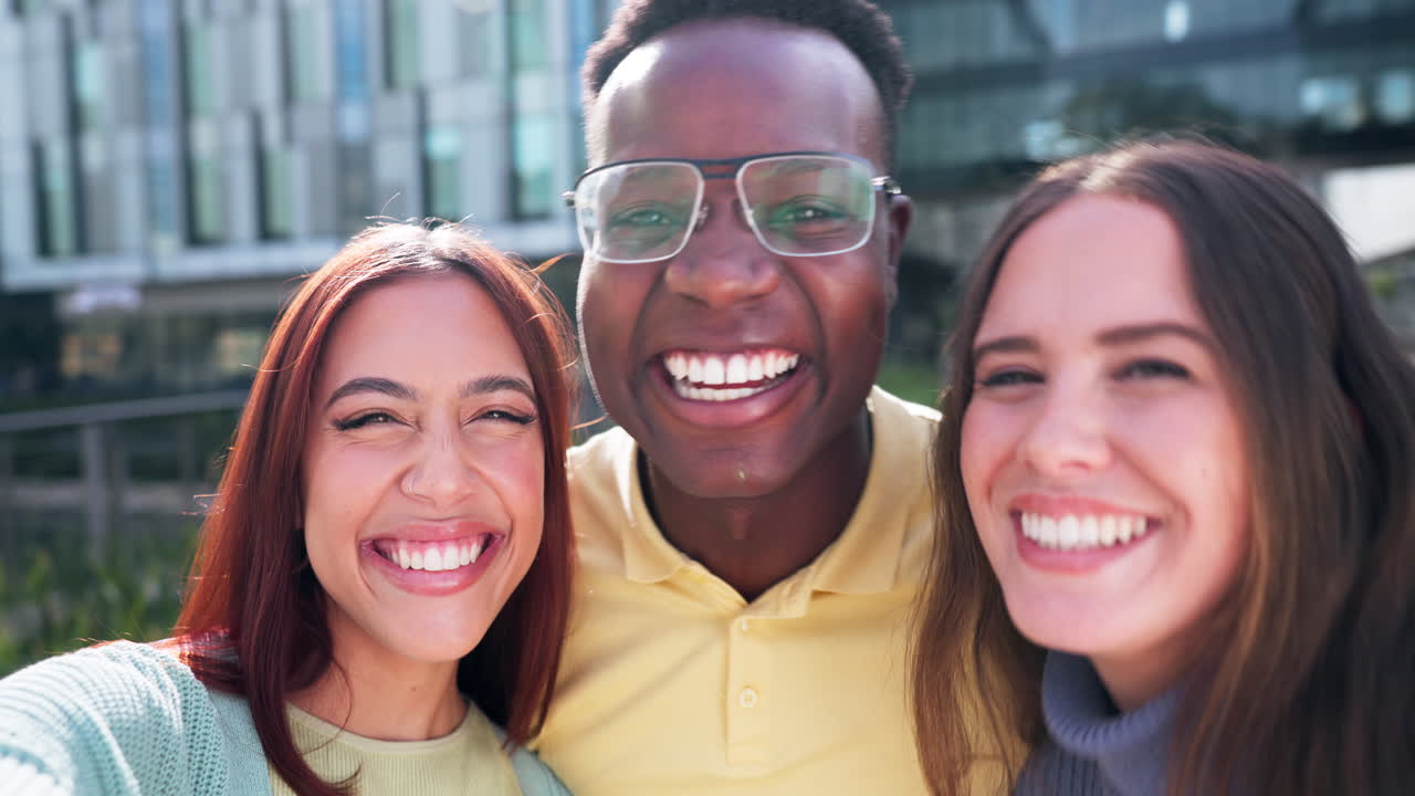 amigos, selfie y signo de paz con una sonrisa