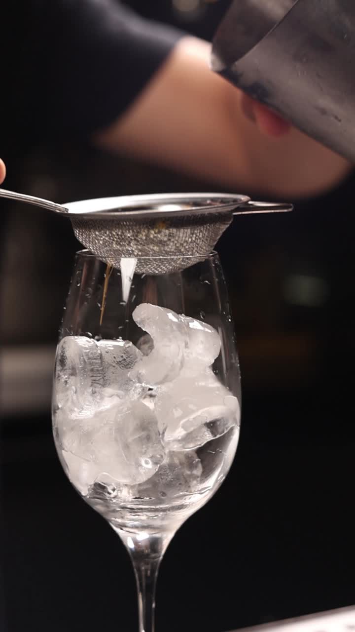 Il barista prepara i cocktail