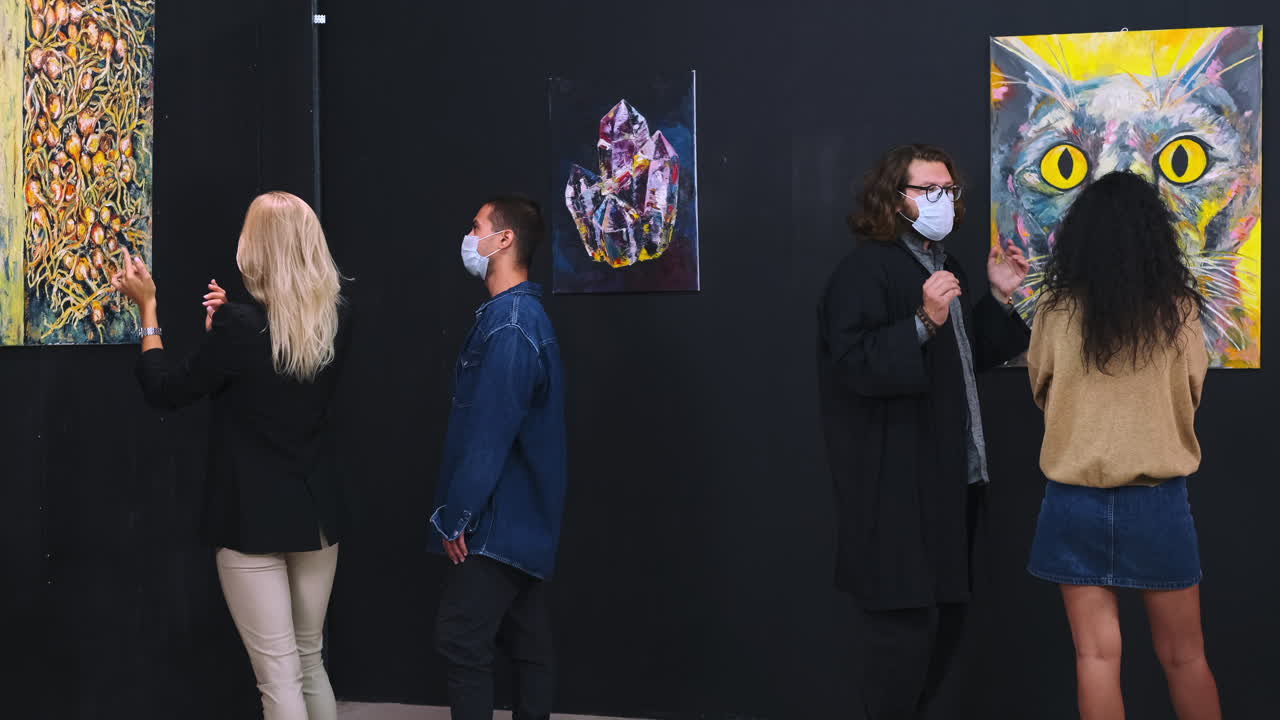 gente viendo arte en una galería