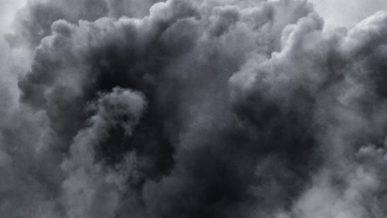 어둡고 흰 구름에 뇌우가 터지기 전에