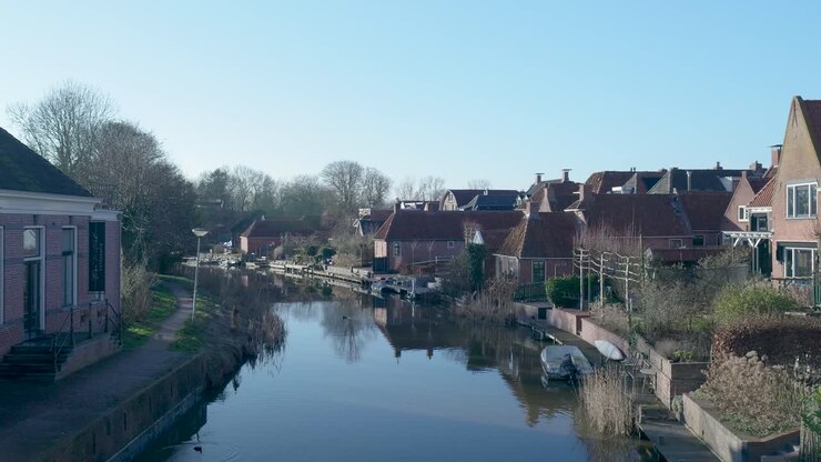 Canale tranquillo che scorre attraverso un tradizionale villaggio olandese