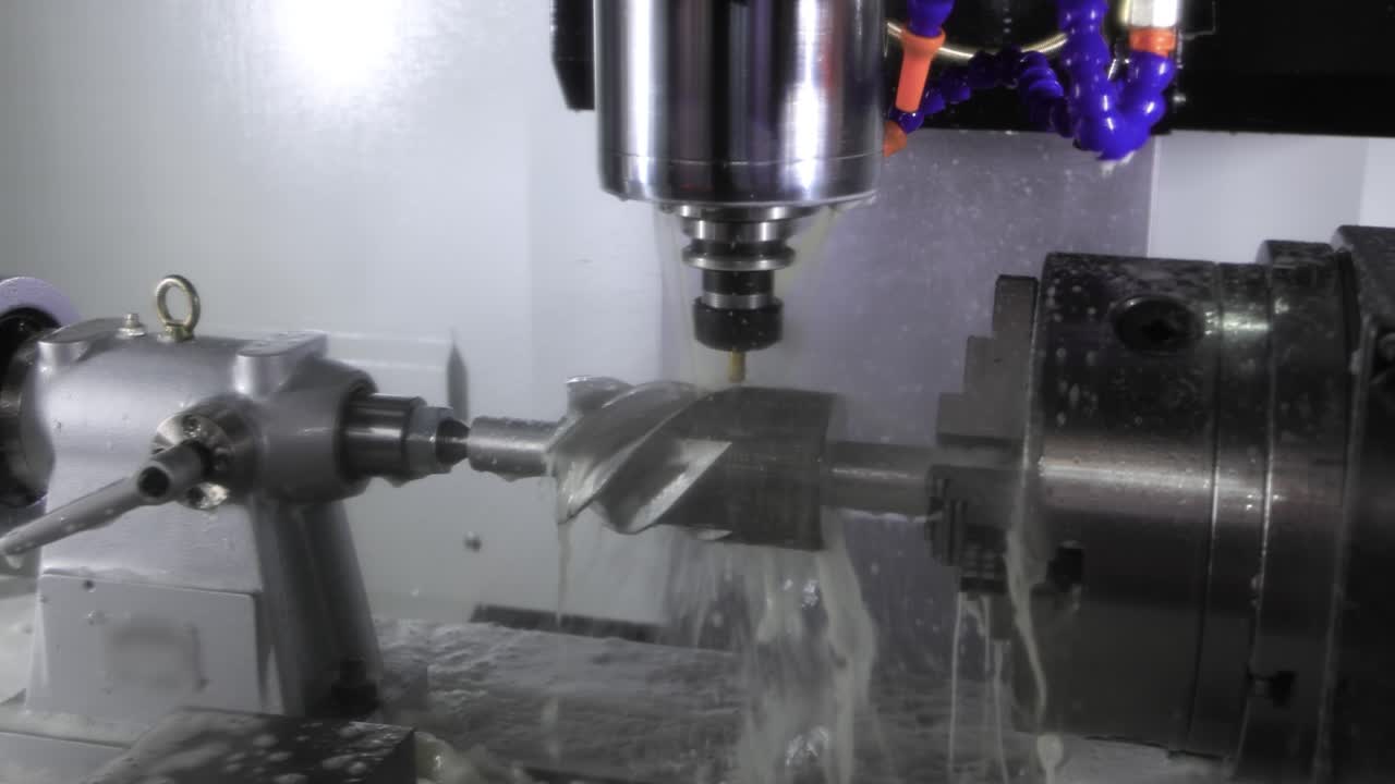 Fresatrice CNC per la lavorazione dei metalli. Taglio della moderna tecnologia di lavorazione del metallo.