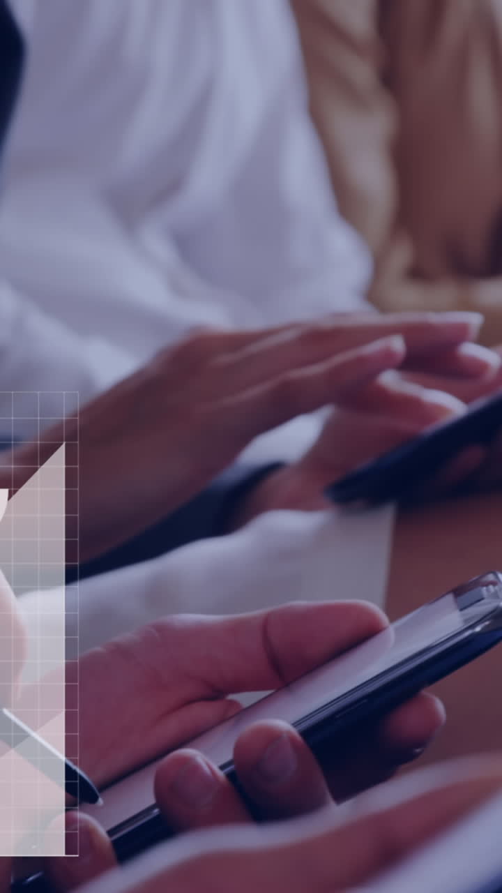 animación del procesamiento de datos financieros sobre personas de negocios que usan teléfonos inteligentes