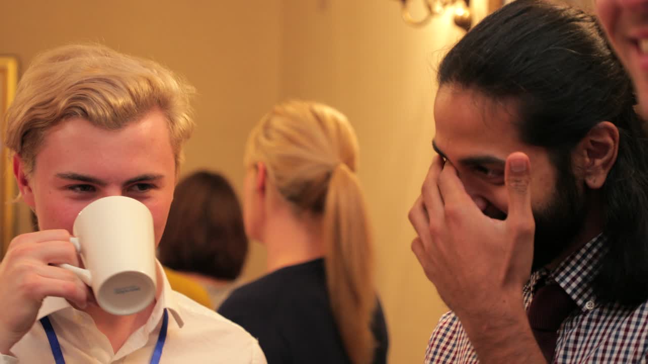 회의 후 이야기하는 사업가들