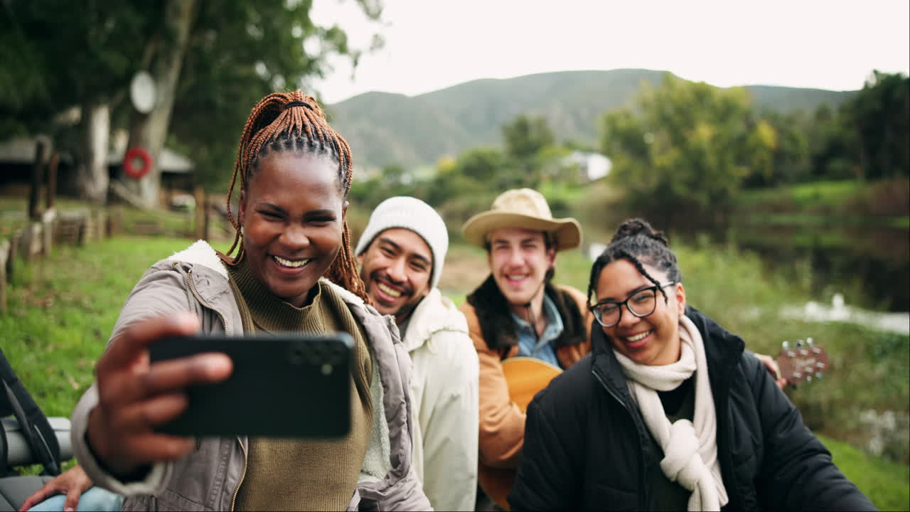 acampada, signo de paz y selfie de amigos
