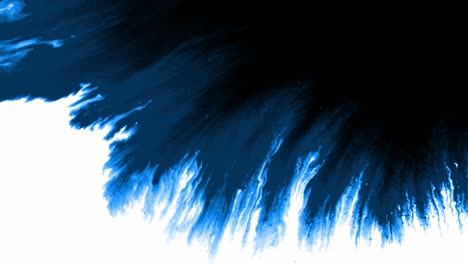 salpicaduras y manchas de tinta de cobalto azul que se extienden sobre un fondo blanco