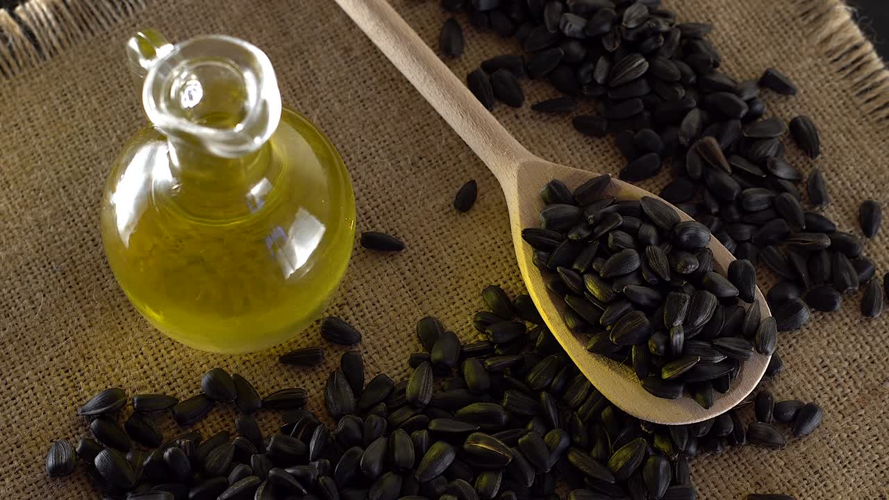 태양꽃 씨과 기름을 가까이 어보세요.