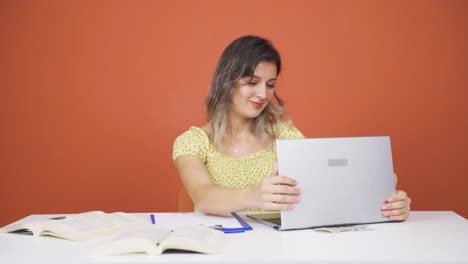 mujer joven abrazando alegremente la computadora portátil.
