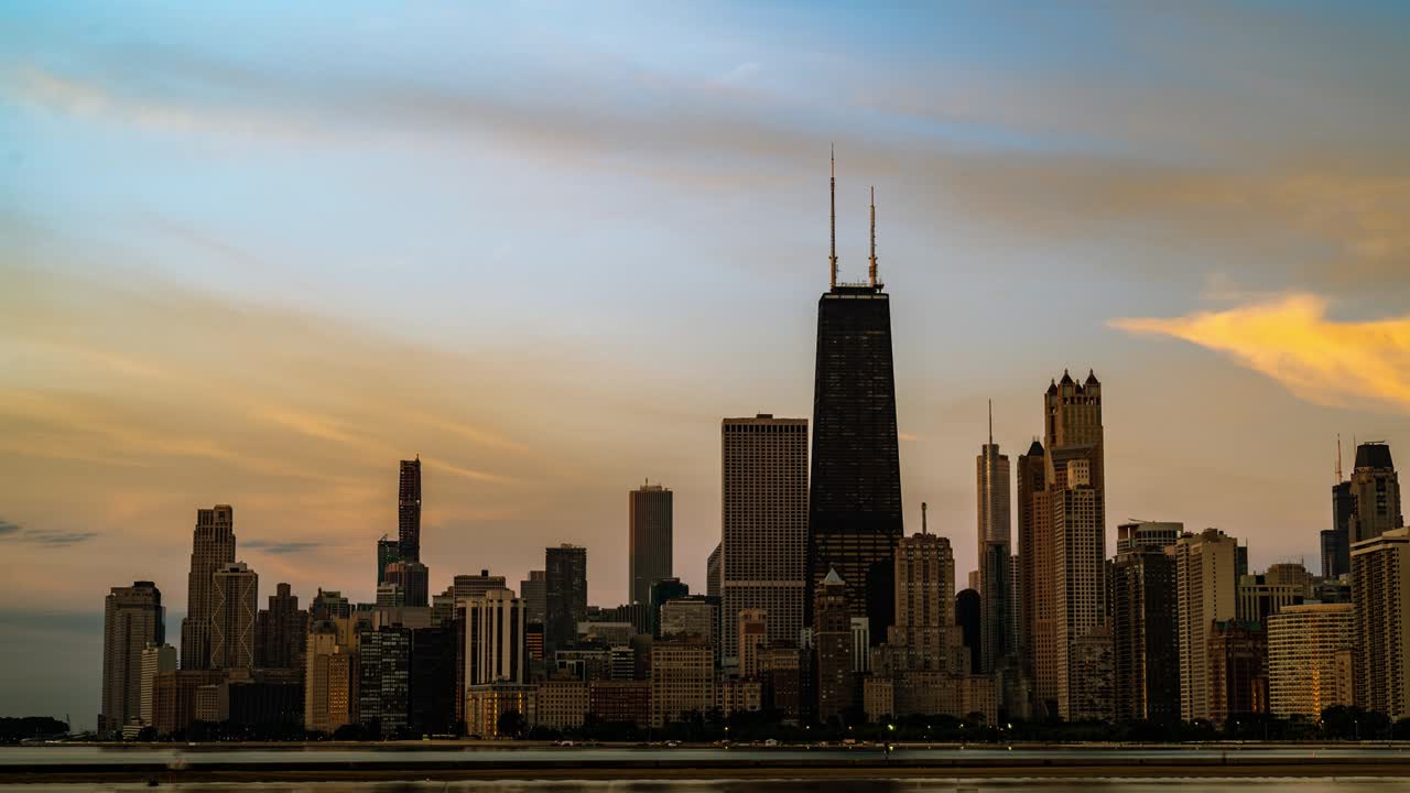 el amanecer sobre el horizonte de chicago frente al lago