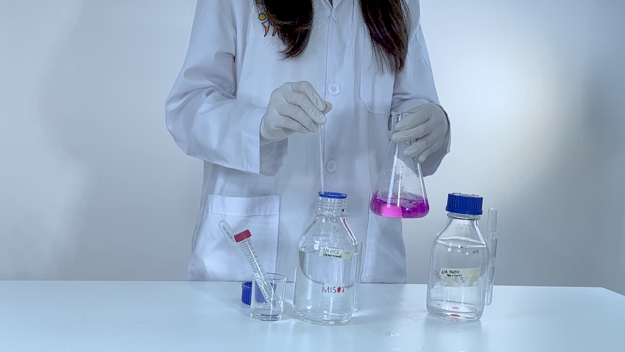 observar el cambio de color en una reacción química