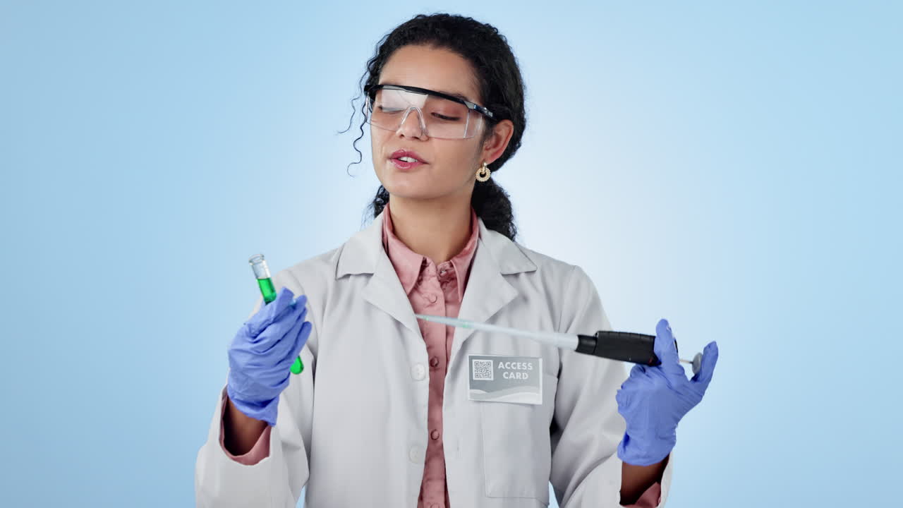 feliz, mujer y médico con vacuna