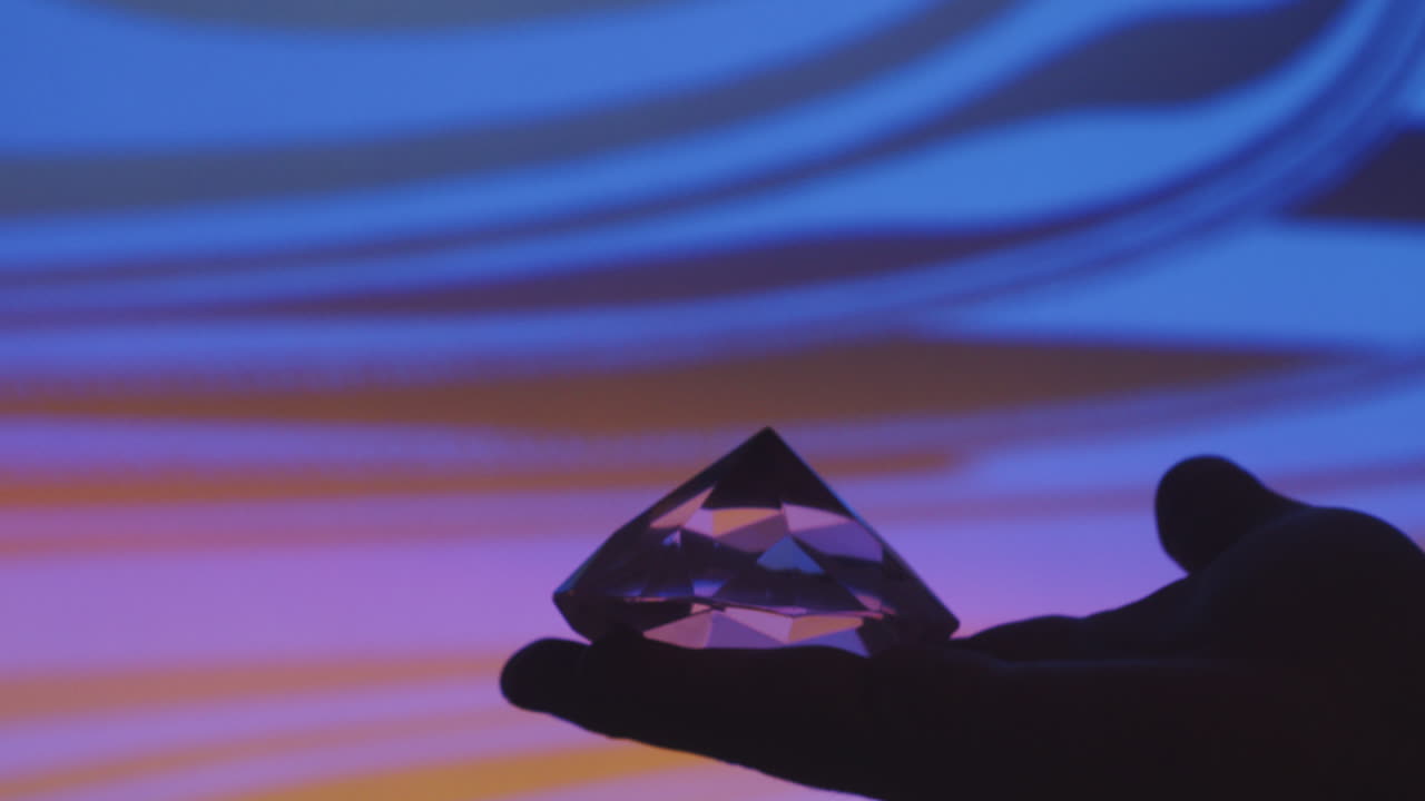 Kristall-Eleganz: Analoges Video in der Hand