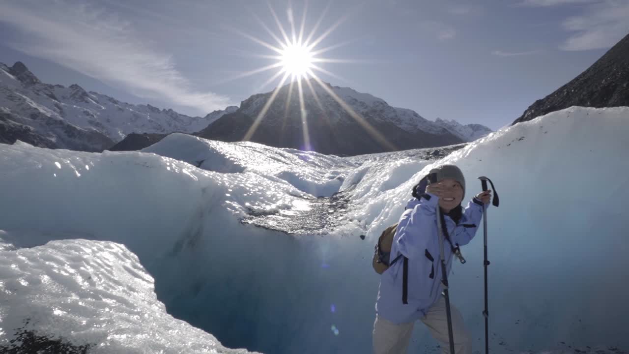 태즈만 빙하에서 트레킹, 뉴질랜드의 해가 지는 동안 자연 보호구역
