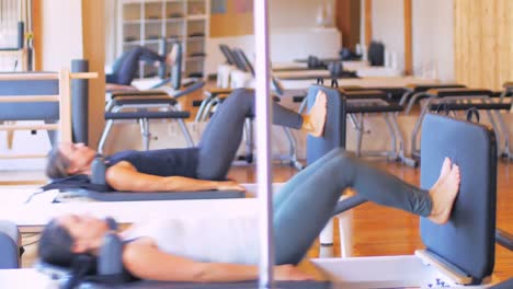 mujeres haciendo ejercicio con equipos de gimnasio