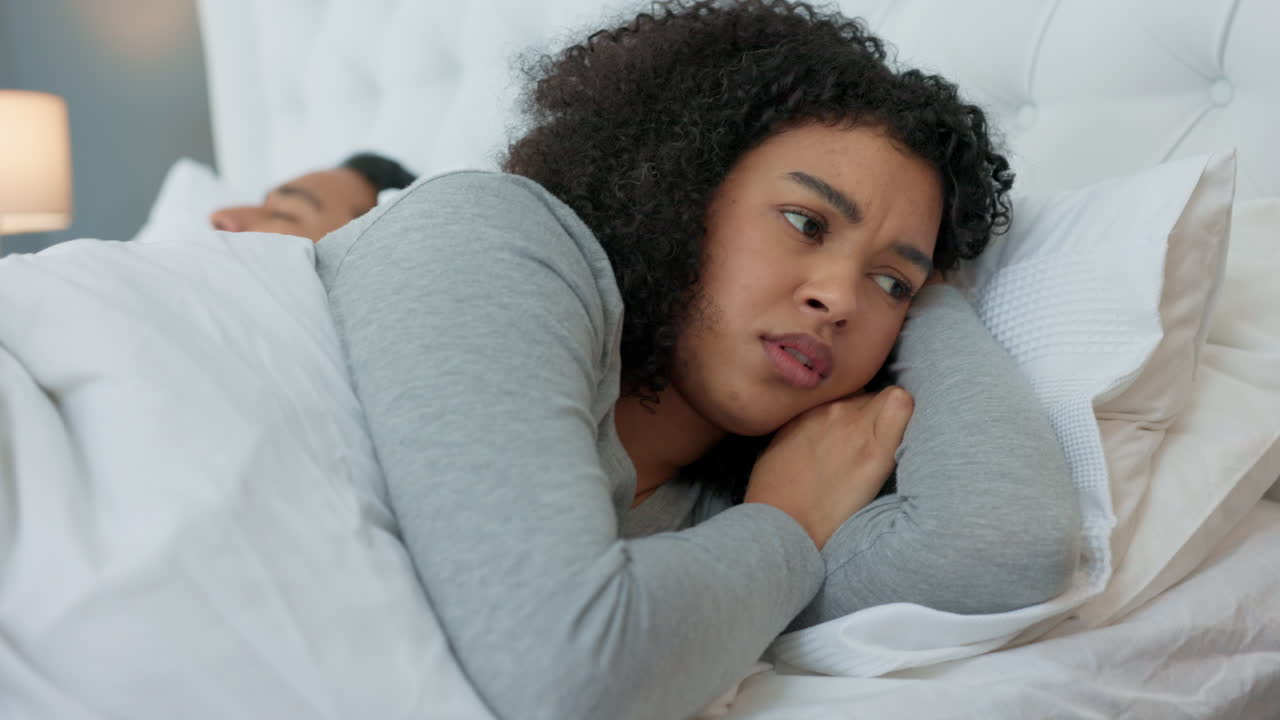 mujer, estrés o frustrado con el hombre en el dormitorio