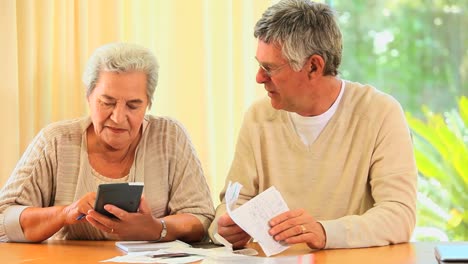 Pareja-Madura-Ordenando-Sus-Cuentas