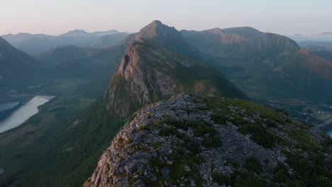 Paisaje-De-Picos-Rocosos,-Montañas-En-Strytinden,-Noruega---Toma-Aérea-De-Drones