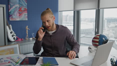 Emotional-manager-talking-phone-in-office-closeup.-Gesturing-specialist-calling