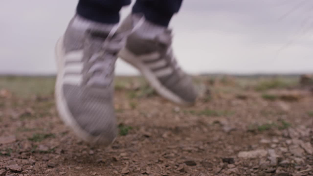 persona que hace flexiones al aire libre