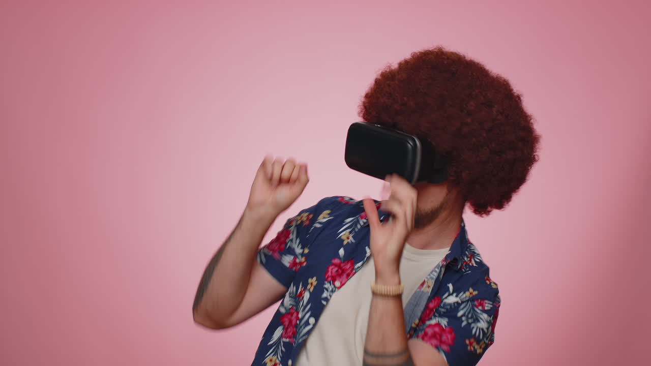 hombre usando realidad virtual tecnología futurista auriculares vr casco para jugar simulación de videojuego 3d