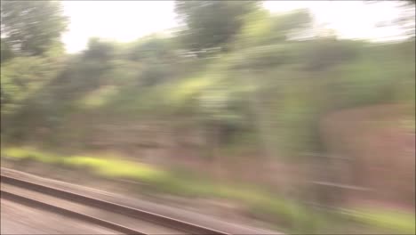 una vista de pasajero de un viaje en tren de la línea principal en inglaterra, reino unido, desde retford hasta la estación king's cross