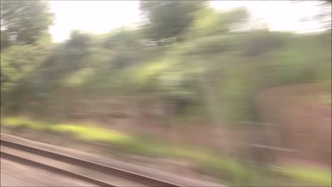 una vista de pasajero de un viaje en tren de la línea principal en inglaterra, reino unido, desde retford hasta la estación king&#39;s cross