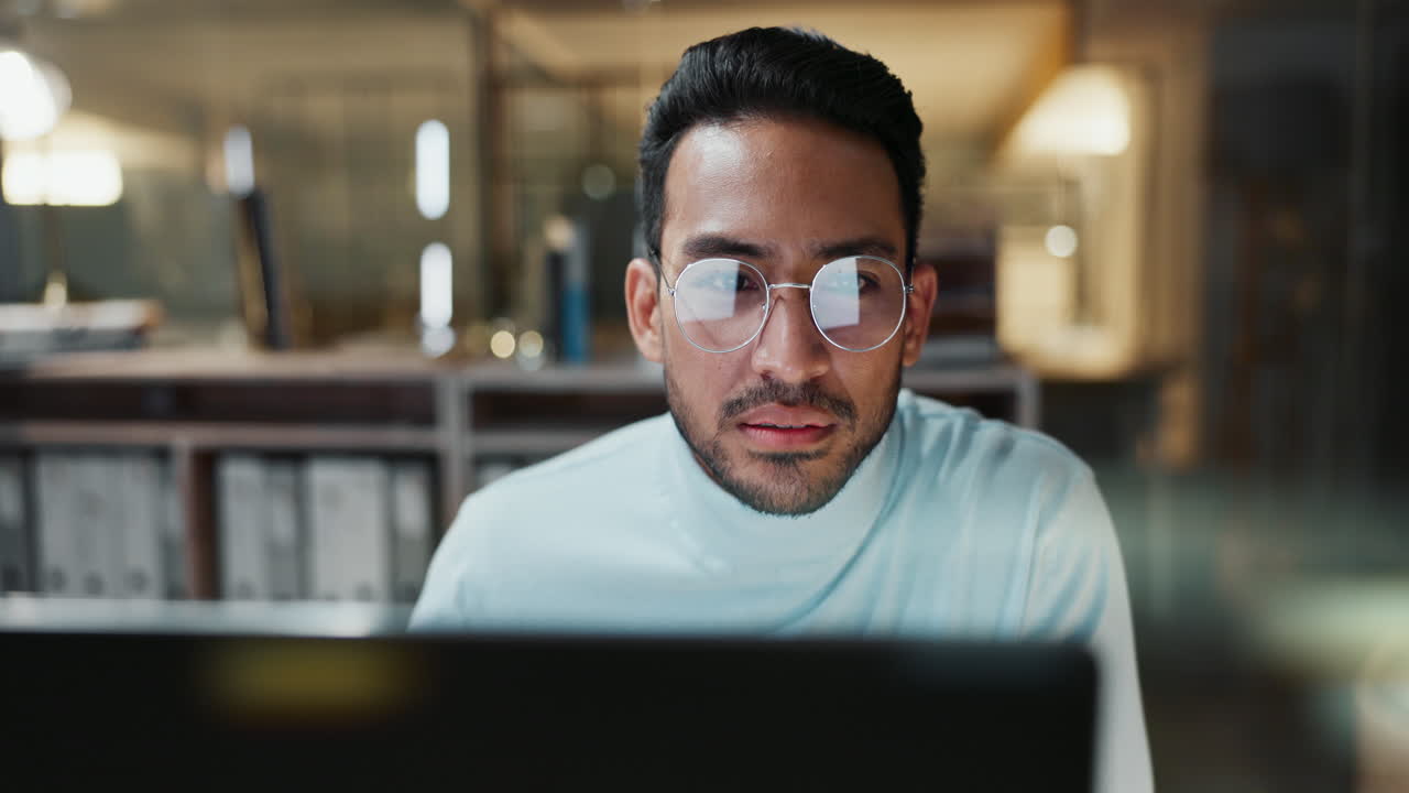 hombre trabajando en la computadora en la oficina