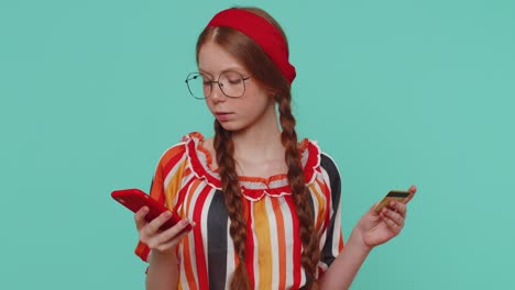 niña adolescente usando tarjeta de crédito bancaria y teléfono inteligente mientras transfiere dinero, compras compras en línea