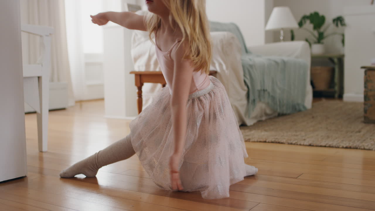 niña linda bailando juguetón fingiendo ser bailarina niño feliz divirtiéndose jugando a vestirse con traje de ballet en casa 4k